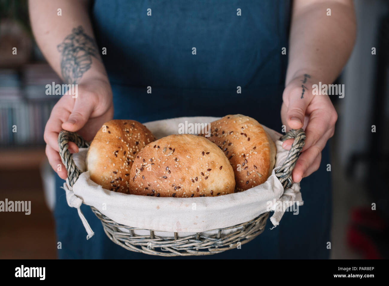 Frau mit Korb mit selbstgemachten vegan Brötchen Stockfoto