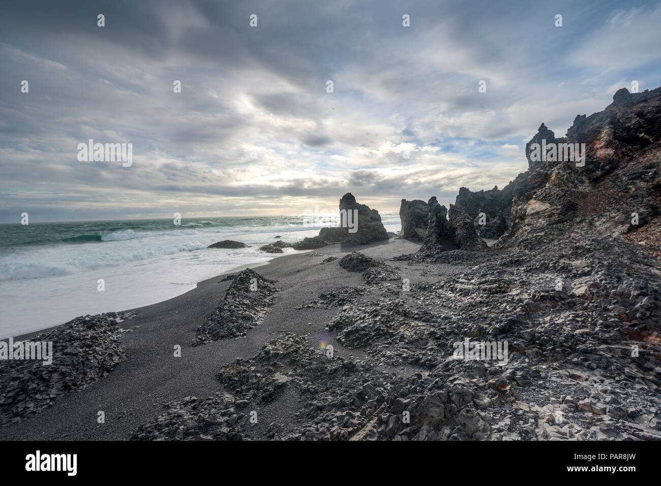 Schwarzer Strand, mit vulkanischen Felsen, zerbröckelt Küste von Djúpalónssandur, Halbinsel Snaefellsnes, West Island, Island Stockfoto