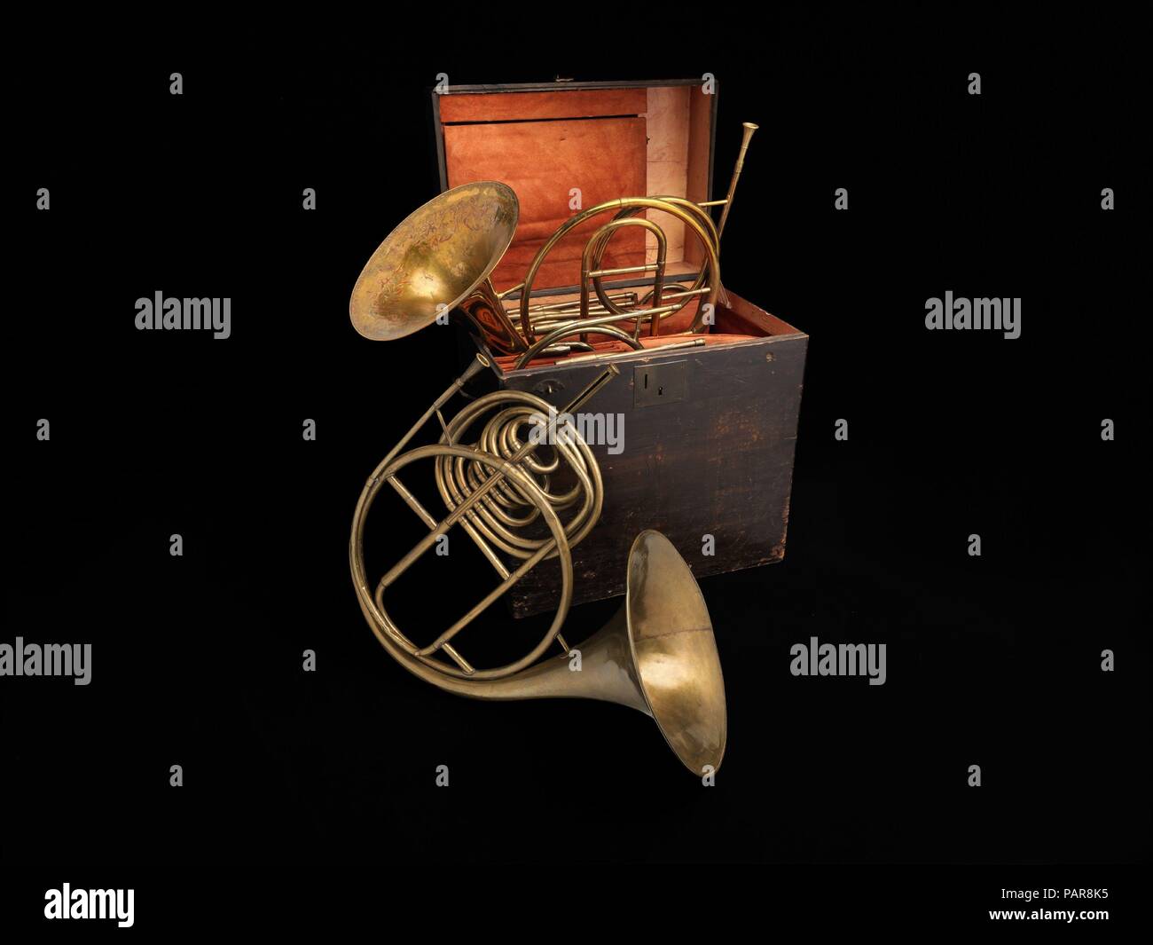Cor d'orchestre. Kultur: Französisch. Schöpfer: Pierre Piatet (Französisch, Ca. 1796-1868). Datum: 1845-50. Diese Art der natürlichen Horn wurde in der Klassik und frühen Romantik Orchester verwendet. Es wird oft als "Horn" genannt, weil, indem sie ihre Hand in der Glocke der Horn und schließen es aus, wenn auch in unterschiedlichem Ausmaß, Spieler konnten die Noten der harmonischen Reihe eine chromatische Tonleiter zu produzieren, zu verändern. Die 10 abnehmbaren Gauner (von B-flat Basso zu B-flat alto), in der Regel mit Cors d'orchestre das Horn die breite Palette der Schlüssel im Orchester Repertoire zu Abdeckung erlaubt. Ändern der klingenden l Stockfoto