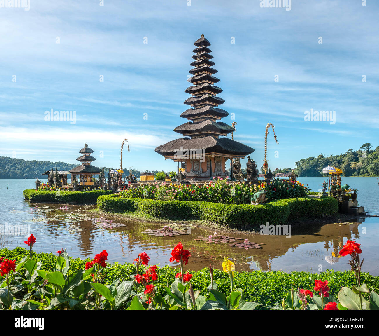 Pura Ulun Danu Bratan buddhistischen Wasser Tempel mit Blumen, Bratan See, Bali, Indonesien Stockfoto