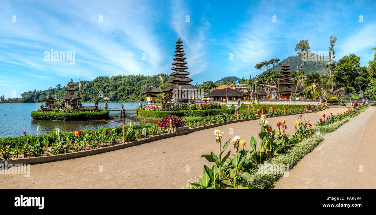 Pura Ulun Danu Bratan buddhistischen Wasser Tempel mit Blumen, Bratan See, Bali, Indonesien Stockfoto