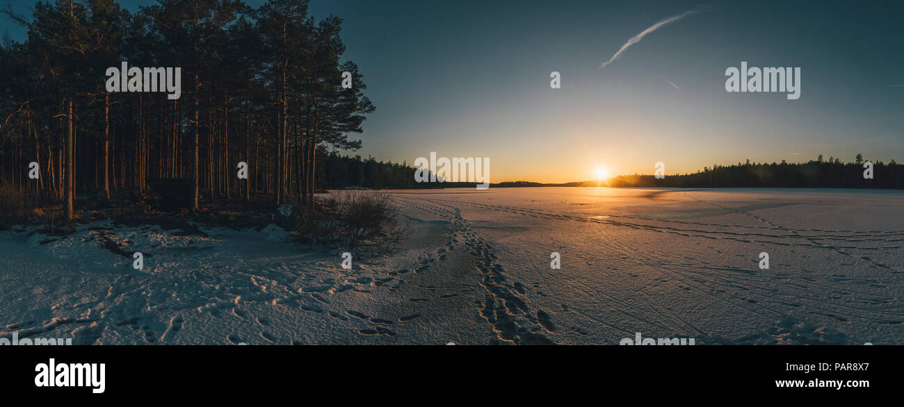 Schweden, Sodermanland, gefrorenen See Navsjon im Winter bei Sonnenuntergang Stockfoto