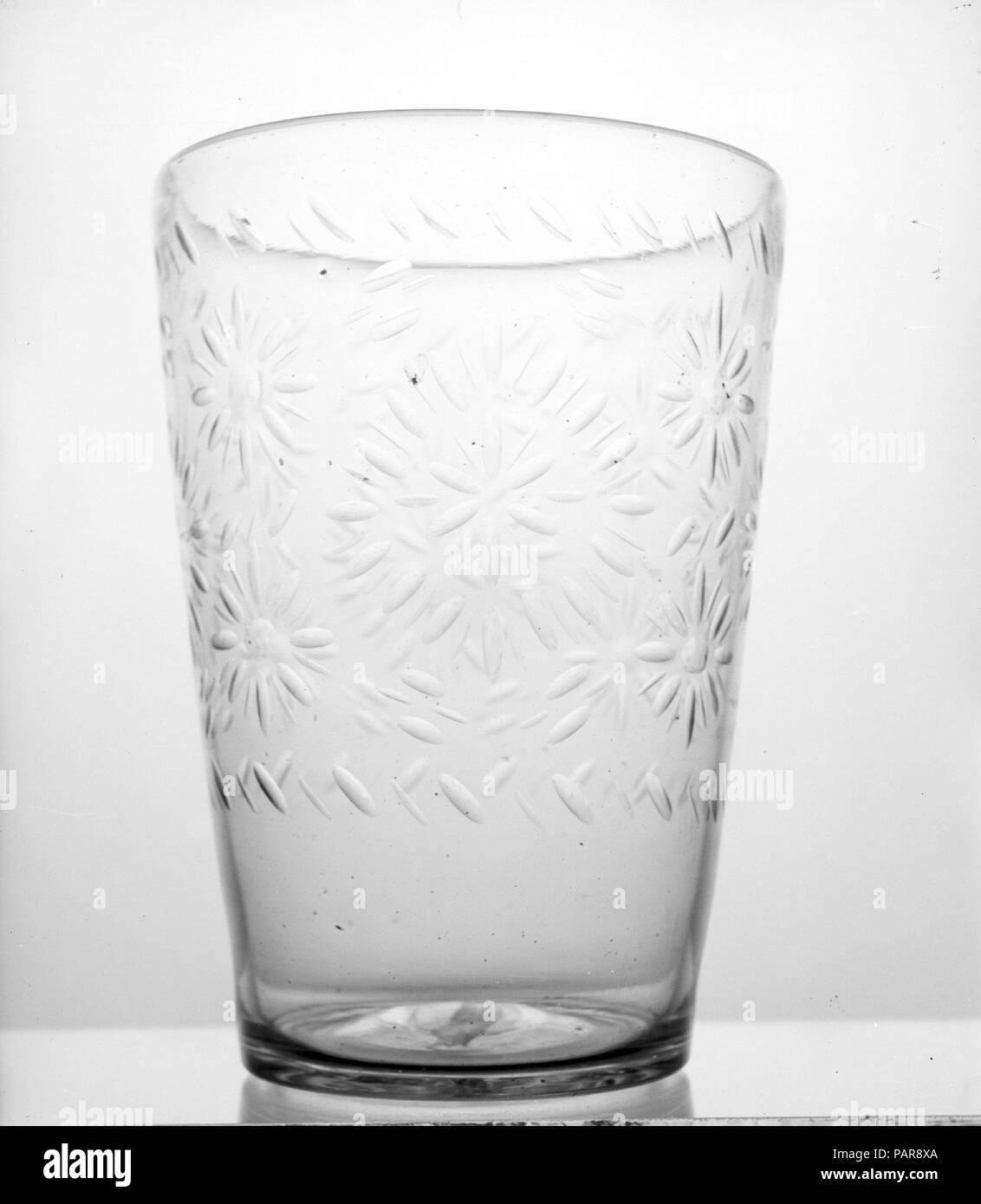 Pulque Becher. Kultur: Spanisch. Abmessungen: H.11 cm. (29,8 cm); Durchm. 8 7/8 in. (22,5 cm). Datum: 1775-1825. Museum: Metropolitan Museum of Art, New York, USA. Stockfoto