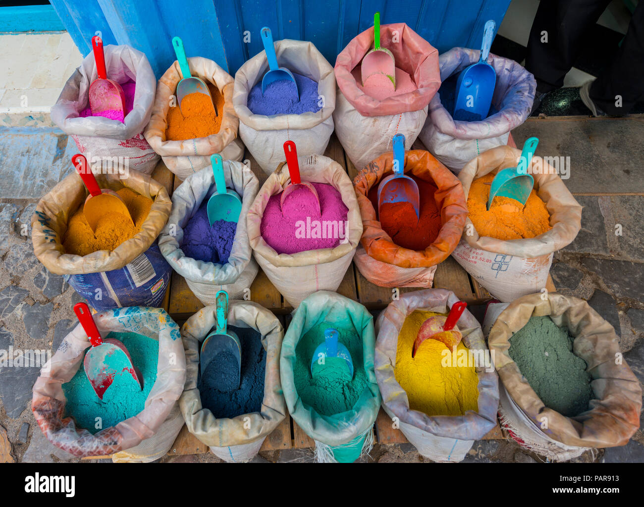 Verkaufsstand mit vielen leuchtenden Farben, die Medina von Meknes, Chaouen, Córdoba, Marokko Stockfoto Verkaufsstand mit vielen leuchtenden Farben, die Medina von Meknes, Chaouen, Córdoba, Marokko Stockfoto