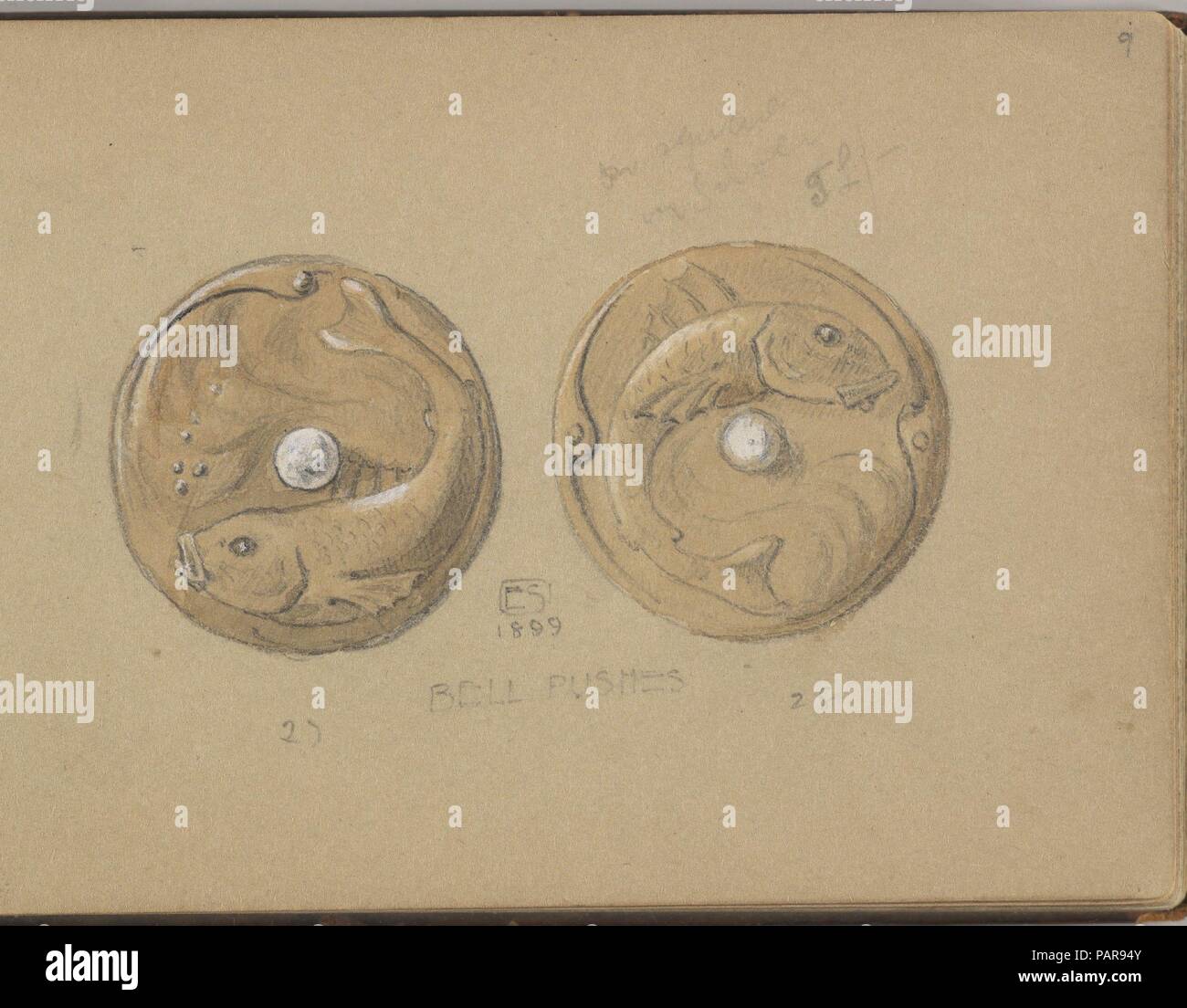 Zwei Entwürfe für ein Klingeltaster mit einem Fisch Motiv. Artist: Edgar Gilstrap Simpson (British, 1867-1945 (angenommenen)). Maße: Blatt: 3 1/2 x 5 in. (8,9 x 12,7 cm). Datum: 1899. Zwei Entwürfe für eine runde Klingeltaster, mit einem Fisch Motiven dekoriert. Die Designs sind nummeriert (kontinuierliche Aus der vorherigen Seiten), signiert und datiert. Museum: Metropolitan Museum of Art, New York, USA. Stockfoto