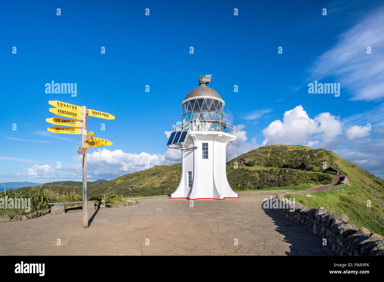 Leuchtturm mit Wegweiser am Cape Reinga, Northland, North Island, Neuseeland Stockfoto