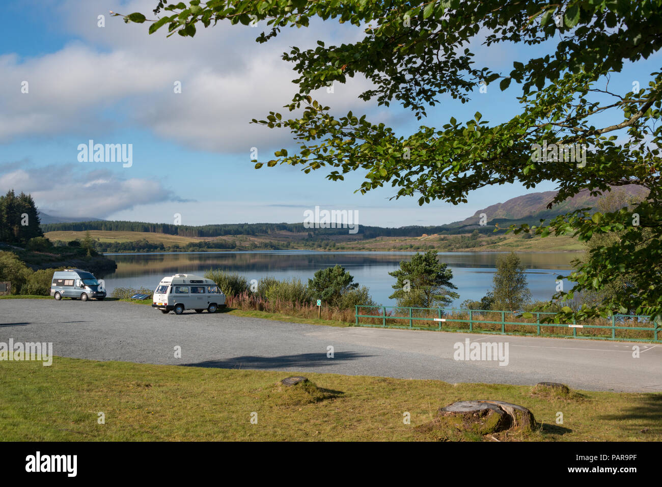 Wohnmobile im Galloway Forest Park, Dumfries und Galloway, Schottland geparkt Stockfoto