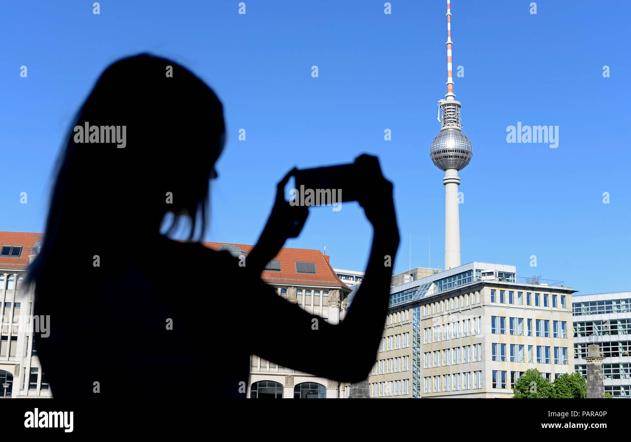 Silhouette der jungen Frau fotografieren Berliner Fernsehturm Stockfoto