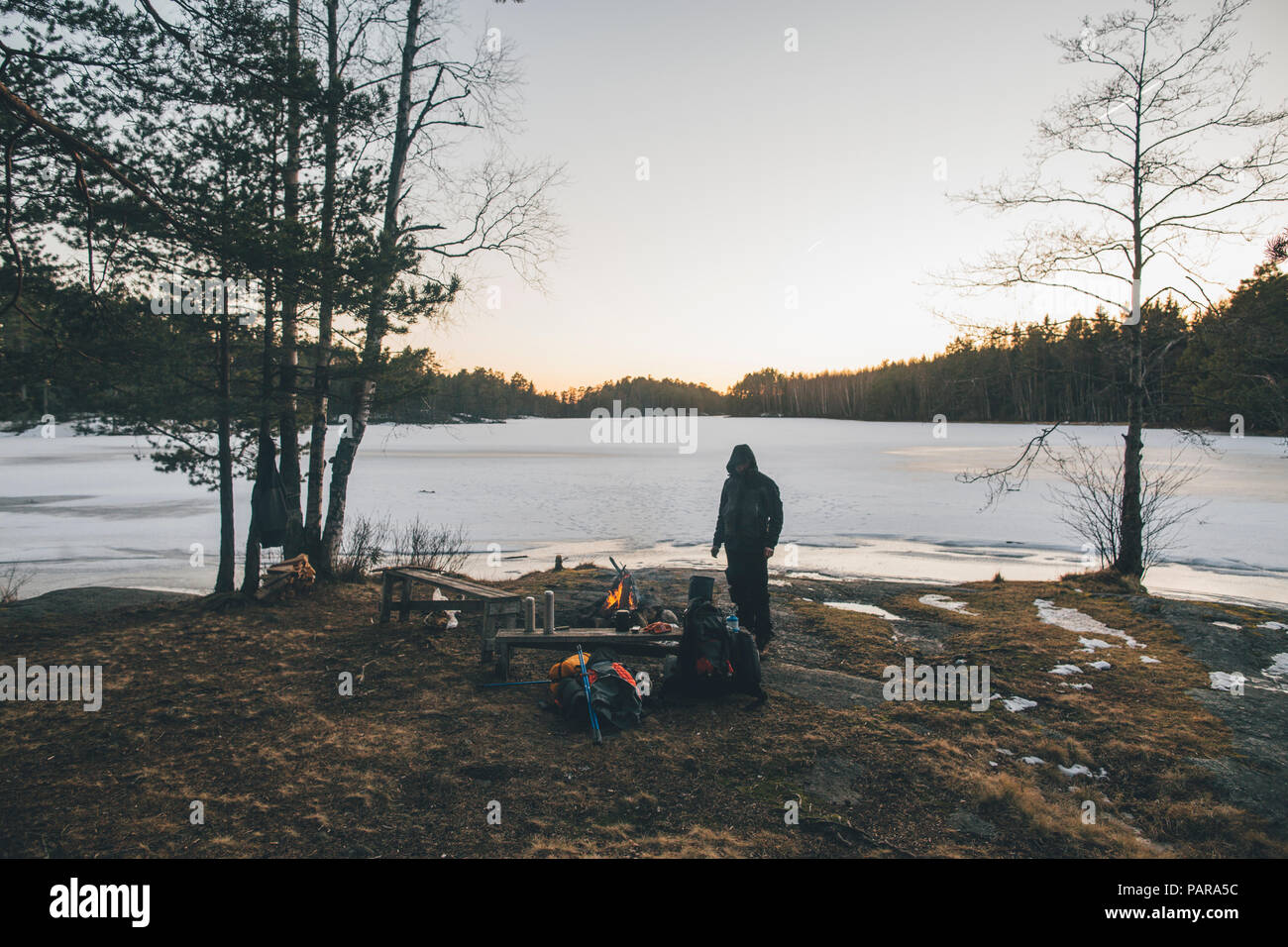 Schweden, Sodermanland, Backpacker ruhen auf einem entfernten See im Winter Stockfoto