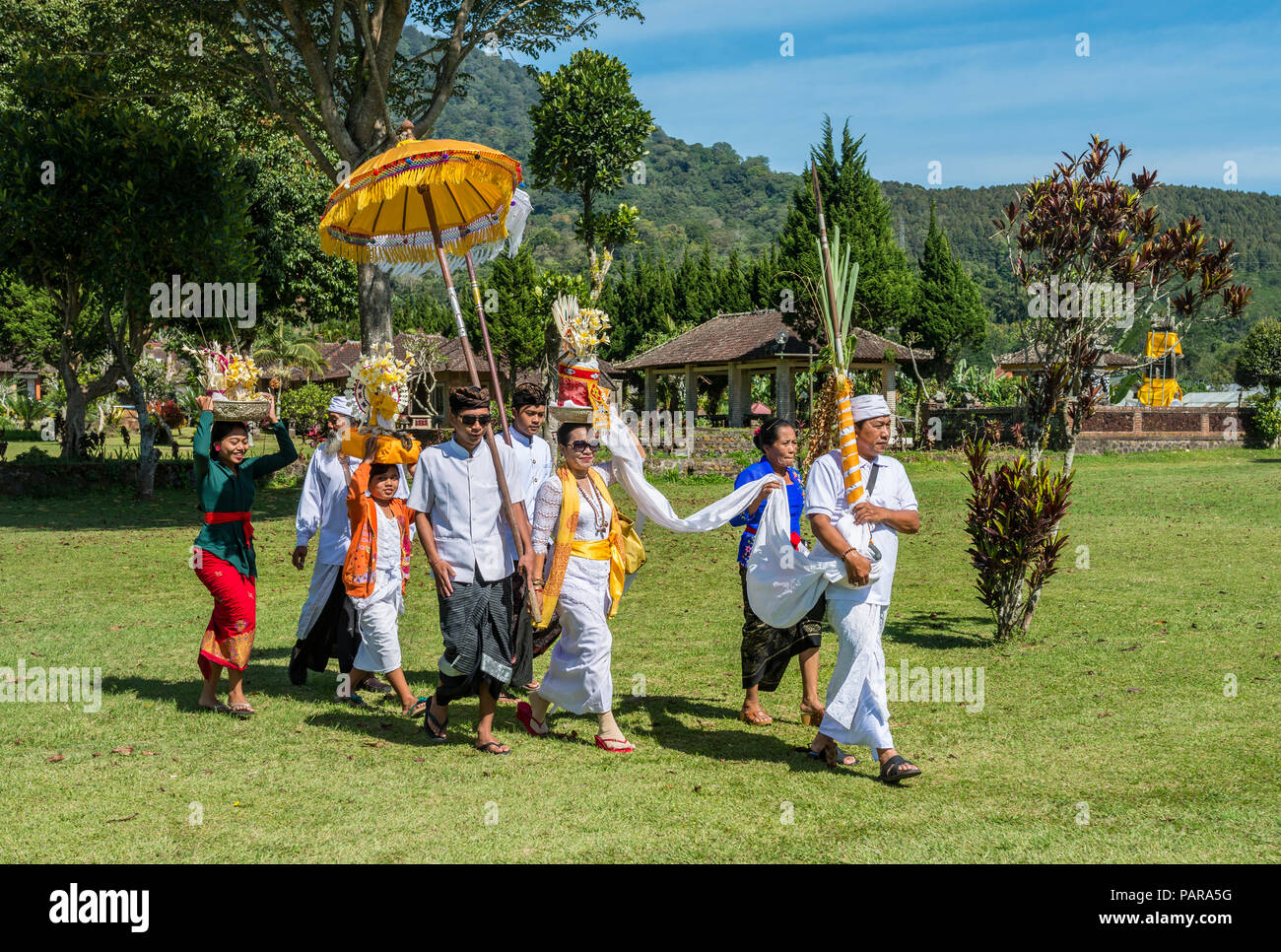 Prozession der Gläubige Buddhisten im Wassertempel Pura Ulun Danu Bratan Wasser Tempel, Lake Bratan, Bali, Indonesien Stockfoto