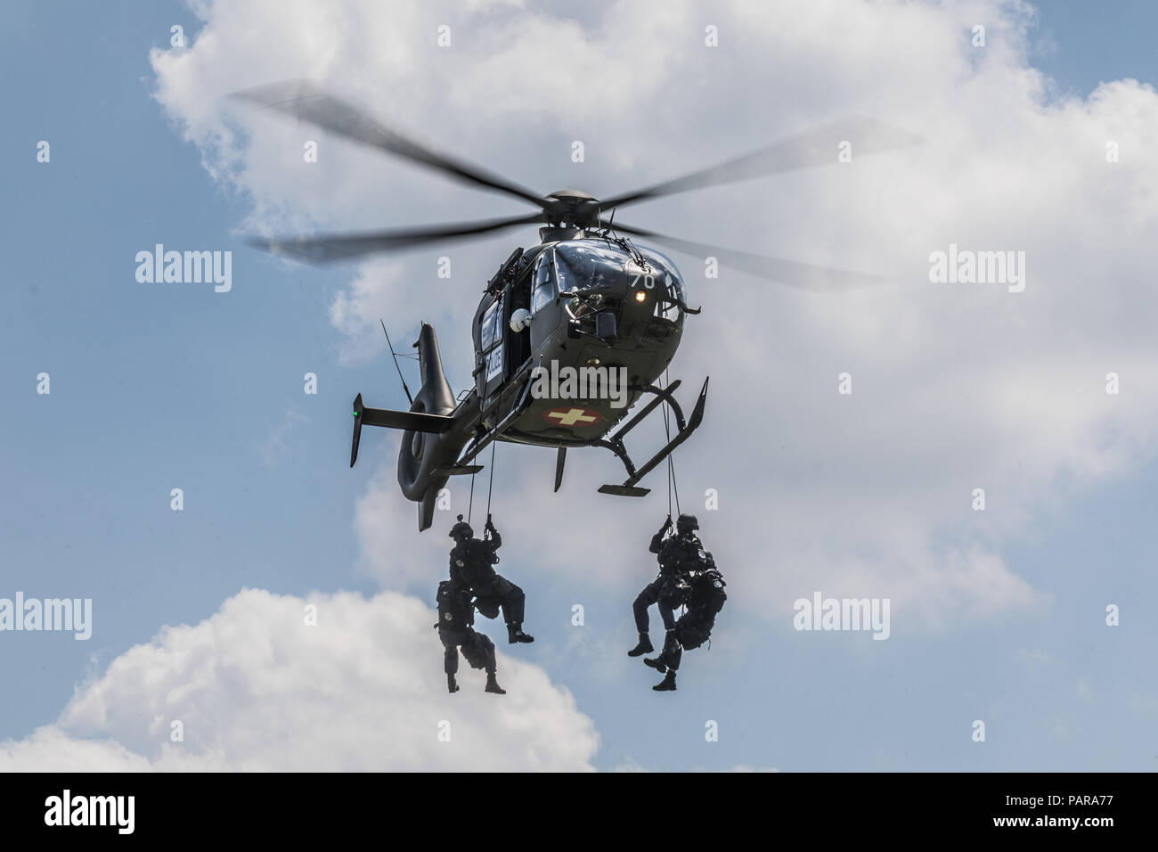 Spezialeinheit der Polizei, die in der Übung mit Hubschrauber, Rescue Team  Seile aus, Luzern, Schweiz Stockfotografie - Alamy