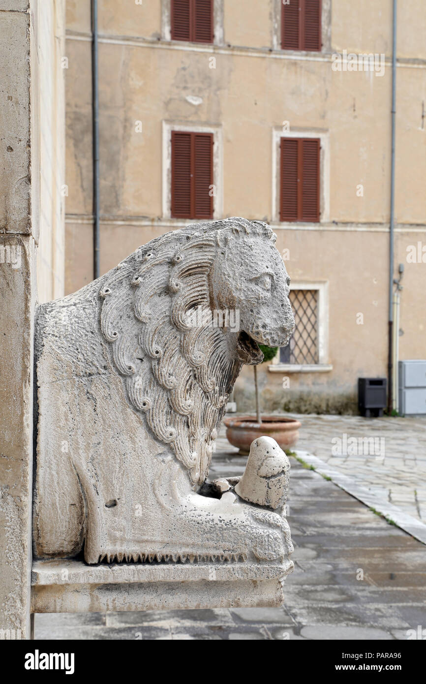 Detail einer mittelalterlichen Portal in Italien. Stiftskirche, visso Stockfoto