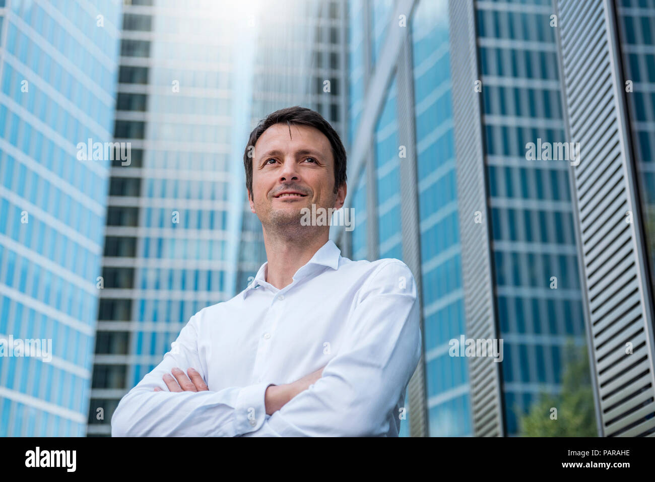 Portrait von zuversichtlich Geschäftsmann vor skyscraper Stockfoto