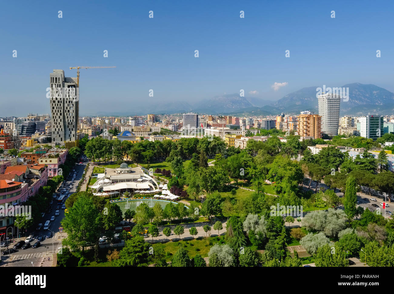 Albanien, Tirana, Blick vom Sky Tower zu Rinia Park und der Innenstadt Stockfoto