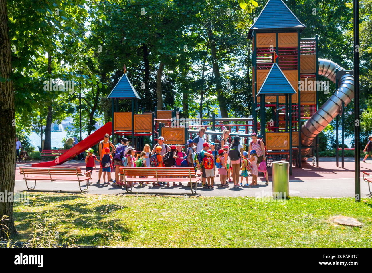 Kids Camp stehen in der Linie, großer Spielplatz, große Rutsche, Park  Ciani, Lugano, Lago di Lugano, Schweiz Stockfotografie - Alamy