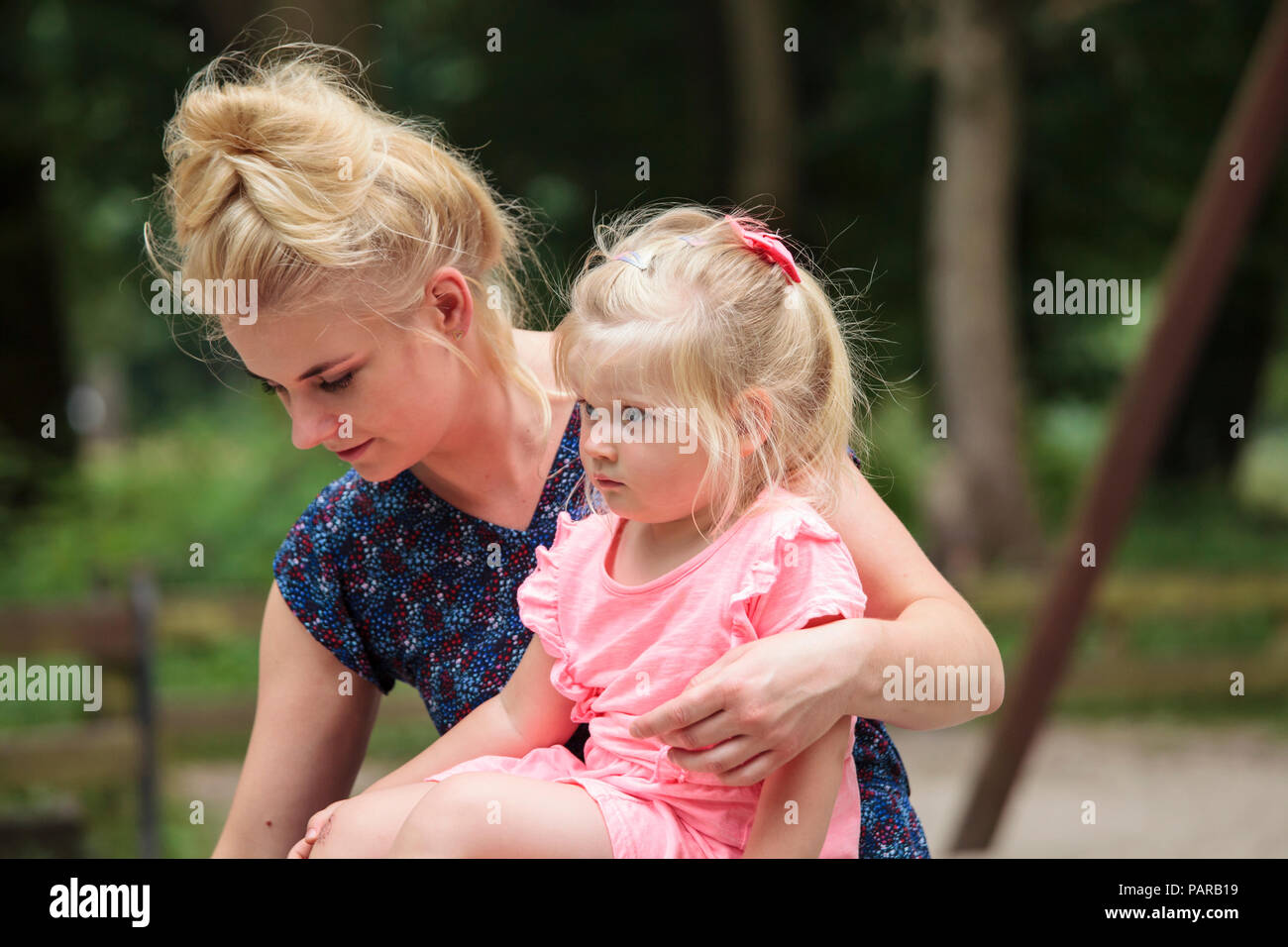 Junge Mutter mit drei Jahre alte Tochter Stockfoto
