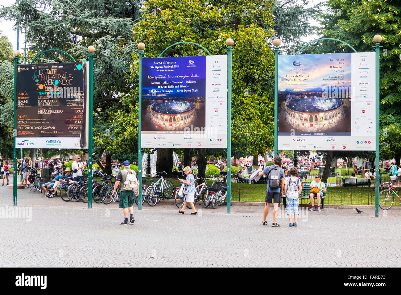 Drei große Hinweisschilder, Hinweisschilder, lokale Aktivitäten auf dem Display, großes Display boards Unterhaltung Konzept, Touristen, geschäftigen Stadt Konzept Stockfoto