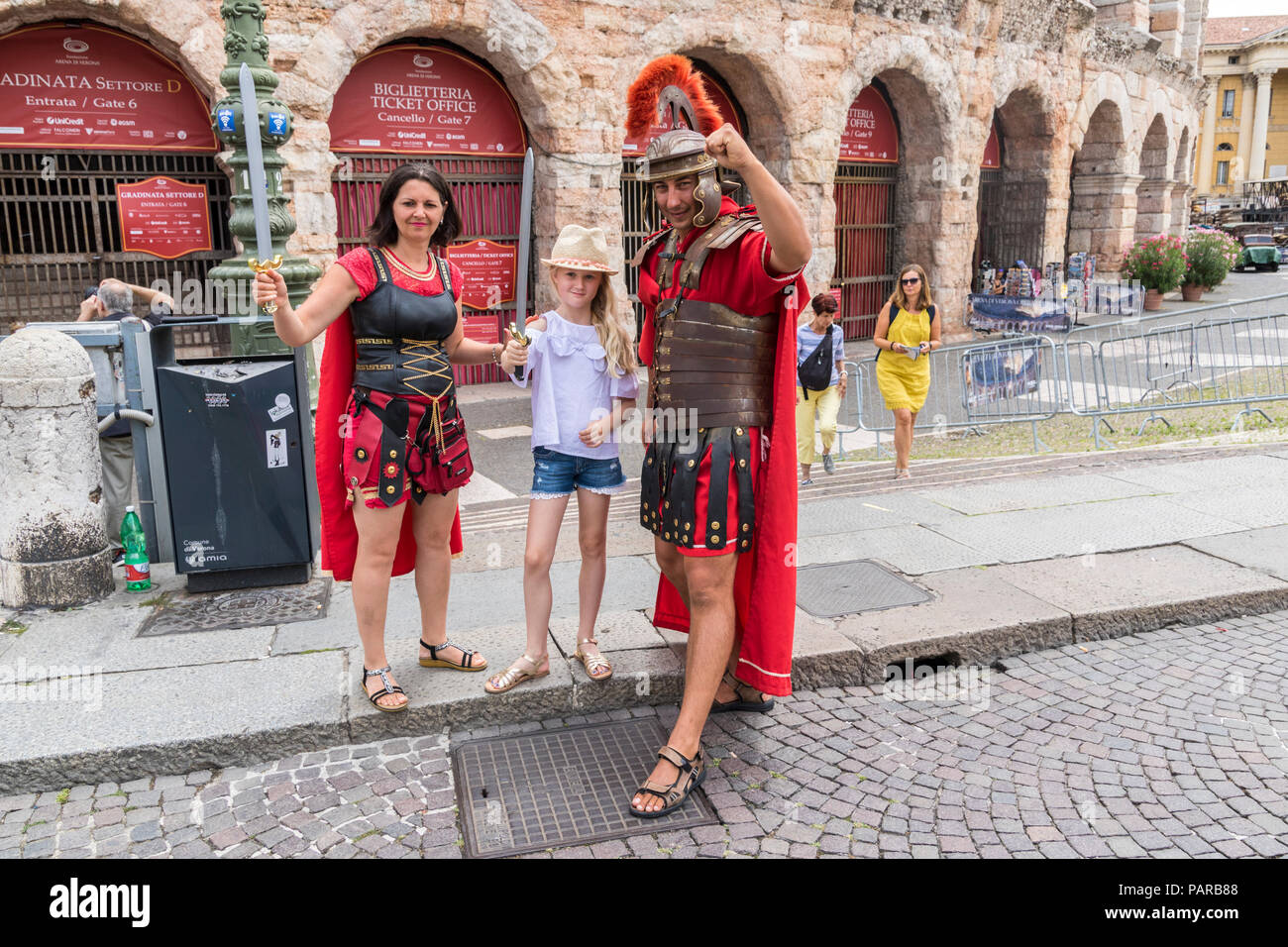 Roman Gladiator, Street Performer, außerhalb Amphitheater, der Piazza Bra, Verona Italien Europa Stockfoto