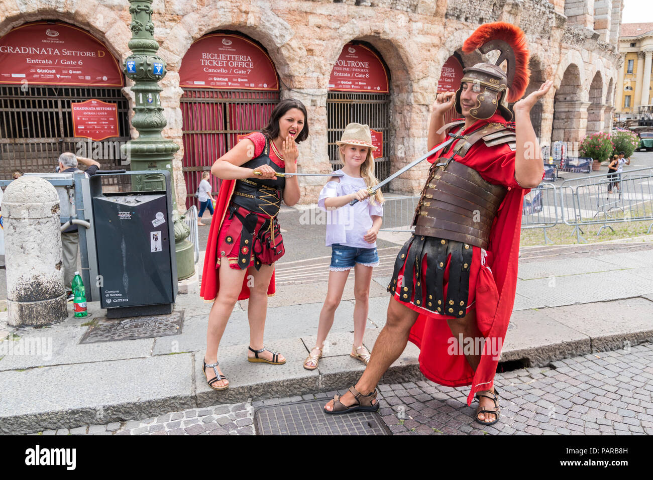 Römischer Gladiator, Straßenkünstler, außerhalb Amphitheater Bereich, piazza Bra, verona italien europa, Urlaub Konzept, Urlaub, Römisches Reich, Caesar Stockfoto