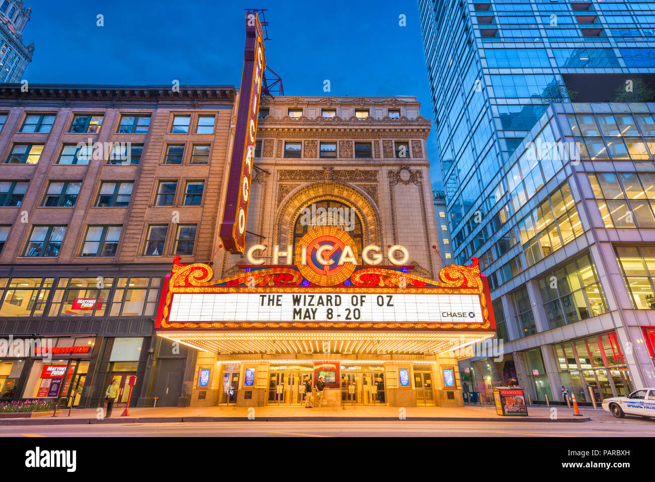 CHICAGO, Illinois - 10. MAI 2018: Das Wahrzeichen von Chicago Theater an der State Street in der Dämmerung. Die historische Theater stammt aus dem Jahre 1921. Stockfoto