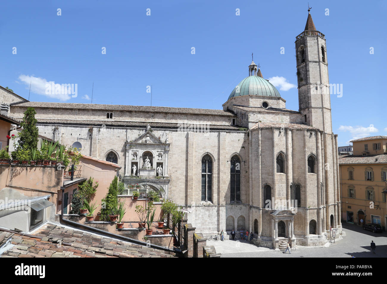 ASCOLI PICENO, ITALIEN - Juni 02, 2014: Die gotische Kirche San Francesco (1258 begonnen). Die Kuppel wurde in 1549 abgeschlossen. In der Seite Portal ist Stockfoto