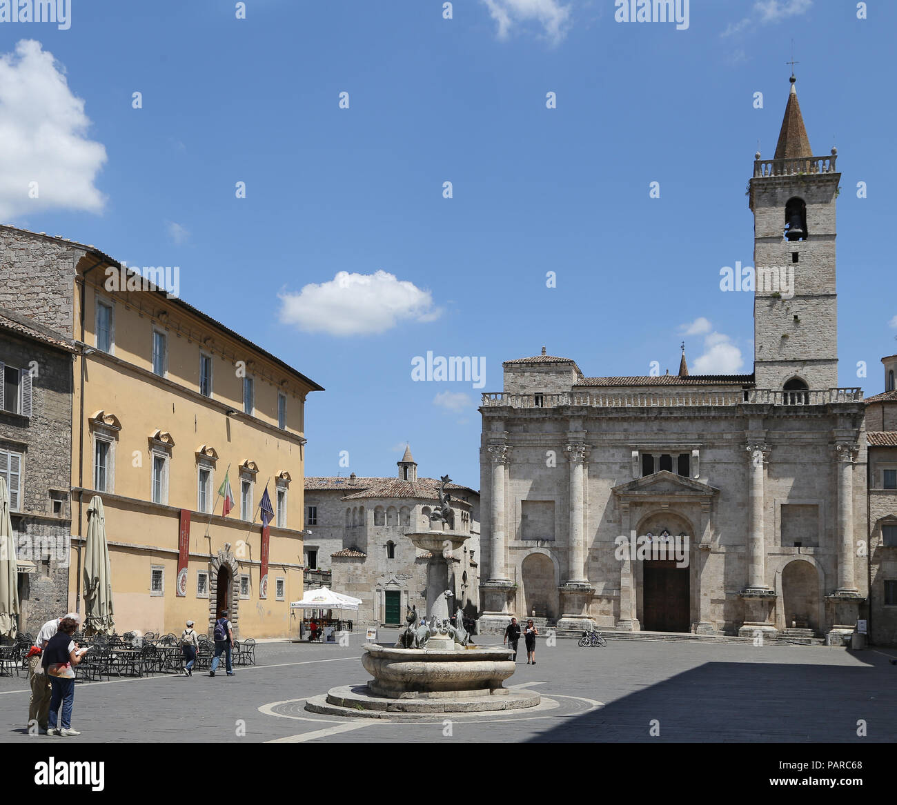 ASCOLI PICENO, ITALIEN - Juni 02, 2014: Die Kathedrale von St. Emidio in Arringo Square ist die älteste monumentale Platz der Stadt Ascoli Piceno. In der Nähe von Stockfoto