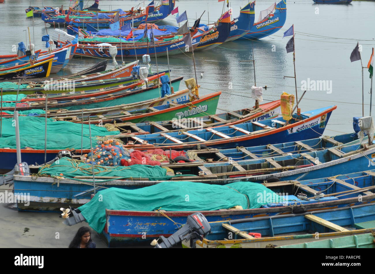 Vielen überfüllten Fischerbooten Stockfoto