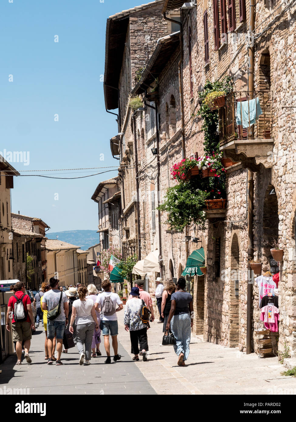 Touristen zu Fuß auf den charmanten mittelalterlichen Über Frate Elia in der Altstadt, Assisi, Umbrien, Italien Stockfoto