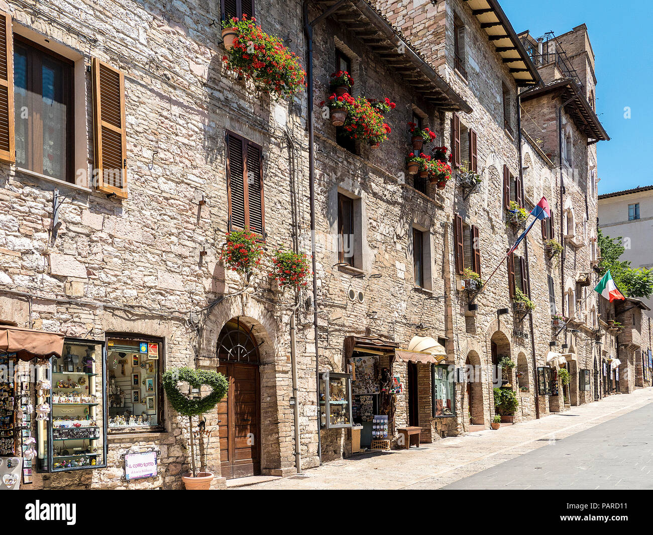 Geschäfte auf der bezaubernden mittelalterlichen Über Frate Elia in der Altstadt, Assisi, Umbrien, Italien Stockfoto