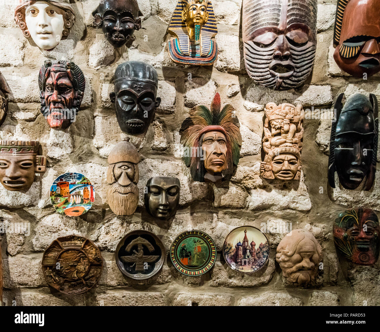Masken hängen an der Wand. Sammlung von Masken Stockfotografie - Alamy