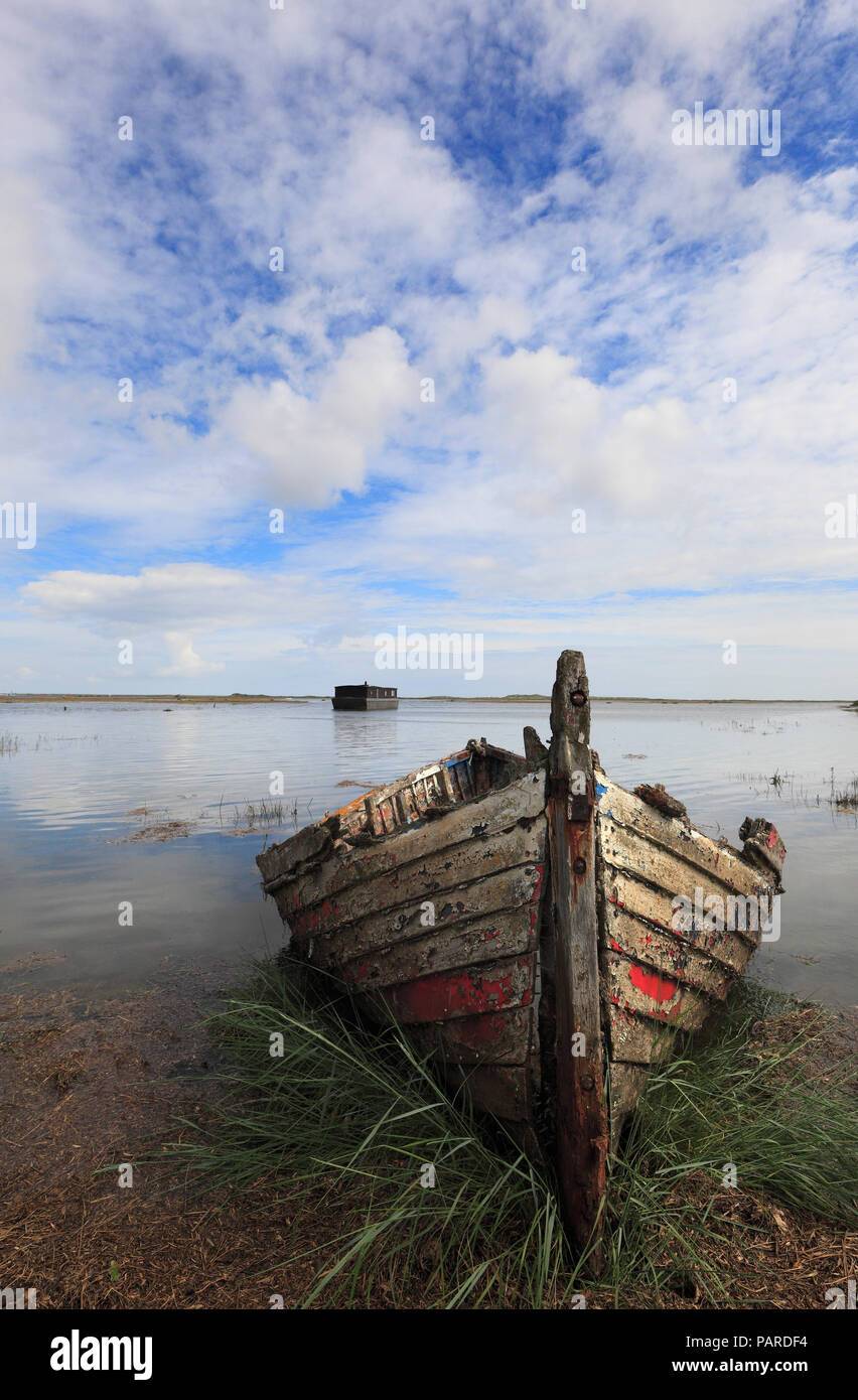 Ein altes hölzernes Boot in Burnham Deepdale an der Küste von Norfolk. Stockfoto
