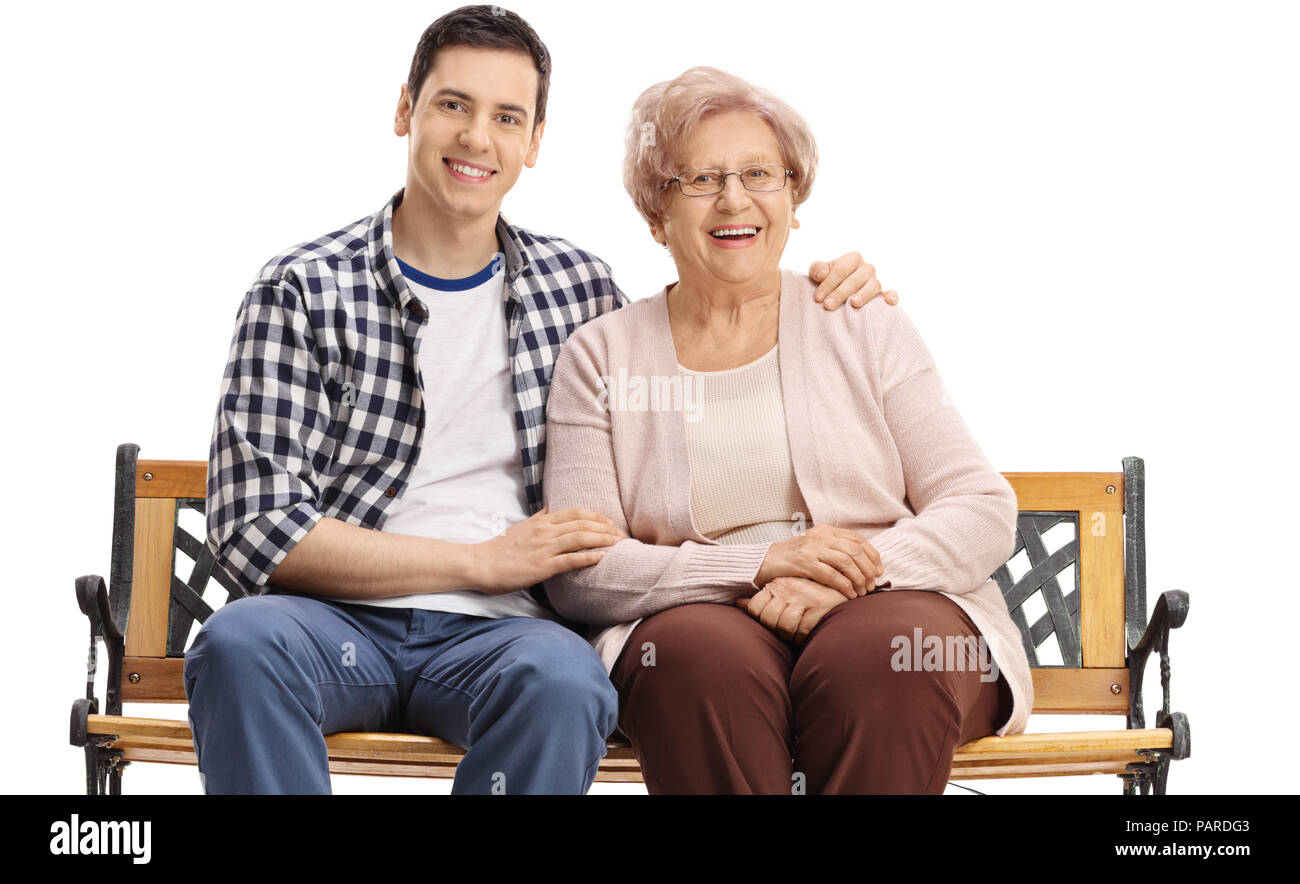 Jungen Mann und einer älteren Frau, die auf einer Bank sitzen auf weißem Hintergrund Stockfoto