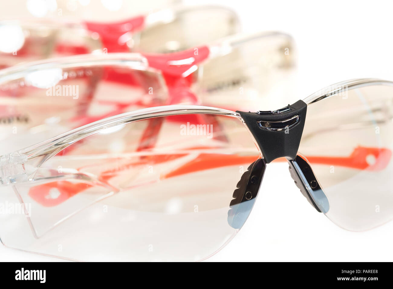 Nahaufnahme der Schutzbrille auf weißem Hintergrund. Schutz von Geräten für industrielle Anwendungen. Stockfoto