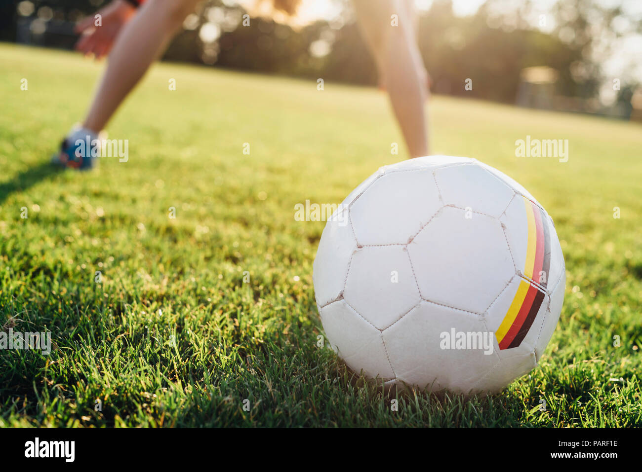 Fußball mit deutscher Flagge auf Fußball-Feld Stockfoto