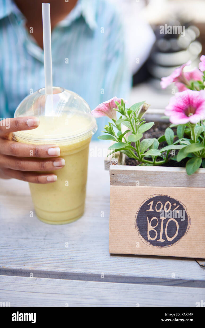 Frau trinkt Bio Smoothie im Straßencafé, Teilansicht Stockfoto