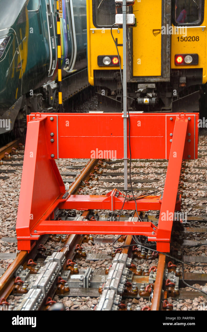 Stahl Puffer am Ende der Spur in Swansea Bahnhof, das ist ein Terminus Stockfoto