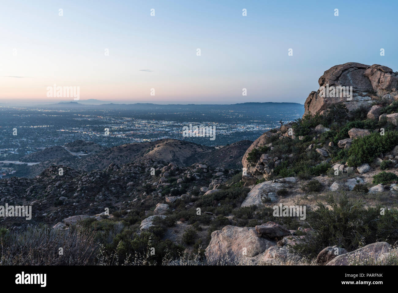 San Fernando Valley in Los Angeles, Kalifornien. Predawn Blick von felsigen Gipfel Park in der Nähe von Porter Ranch und Simi Valley. Stockfoto