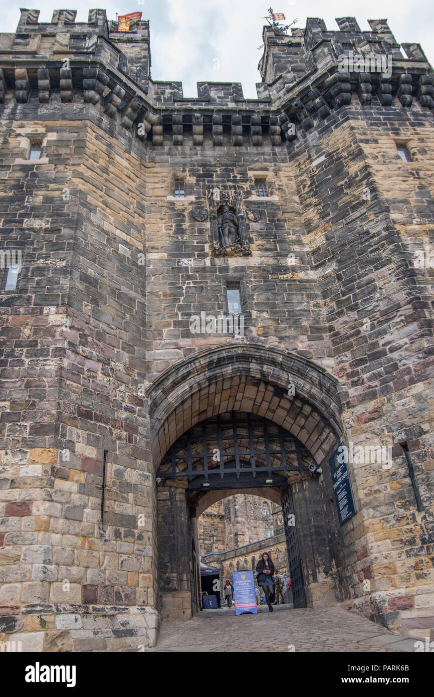 Detail Bilder von der Außenseite der historischen Gebäude von Lancaster Castle in der Stadt Lancaster, Großbritannien Stockfoto