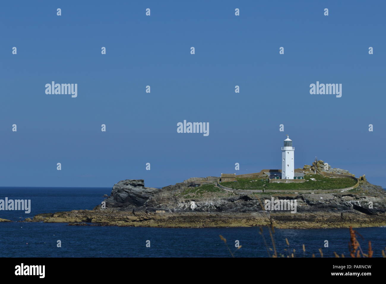 Godrevy Leuchtturm, von Trinity House in 1859 Kennzeichnung ein gefährliches Riff vor St. Ives der Steine genannt. Cornwall. UK. Stockfoto