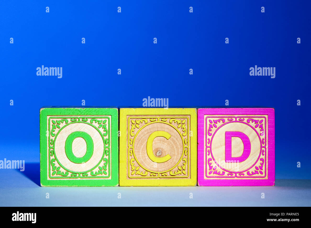 Holz- schreiben Blöcke auf einem blauen Hintergrund Rechtschreibung die Initialen OCD heraus Stockfoto