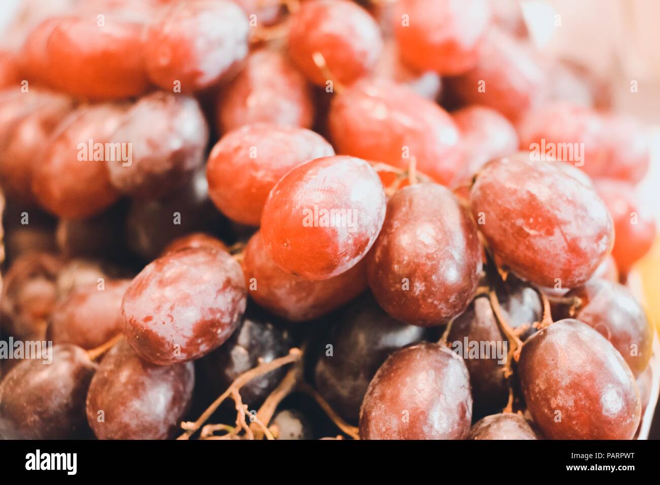 Die krocket von frischem und großen roten Trauben. Die Weintrauben sind sehr lecker und süß. Stockfoto