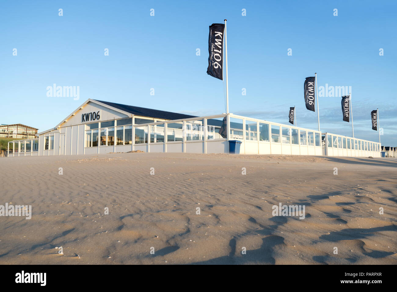 Strand Pavillon KW 106 am sandigen Strand von Katwijk aan Zee. Stockfoto