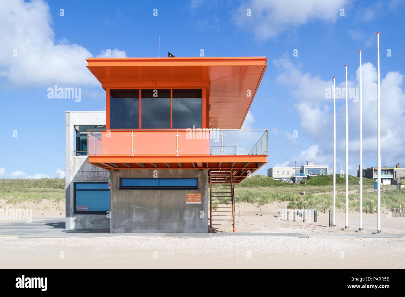 Wachhaus der Katwijkse Reddingsbrigade (lifeguard Association) am Strand von Katwijk aan Zee, Niederlande Stockfoto