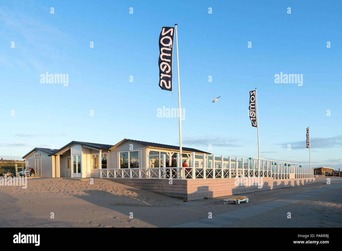 Beachclub ZOMERS am sandigen Strand von Katwijk aan Zee. Stockfoto