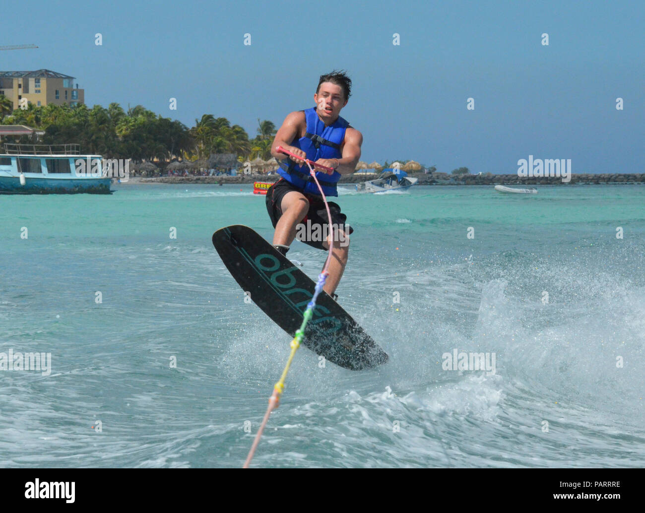 Wakeboarder springen in die Luft vor der Küste von Aruba. Stockfoto