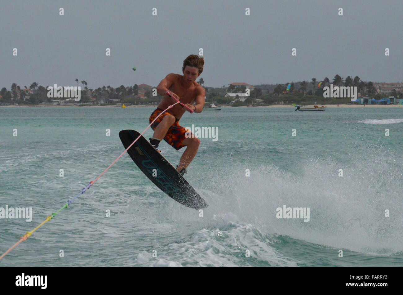 Fang von großen Luft auf ein Wakeboard vor der Küste von Aruba. Stockfoto