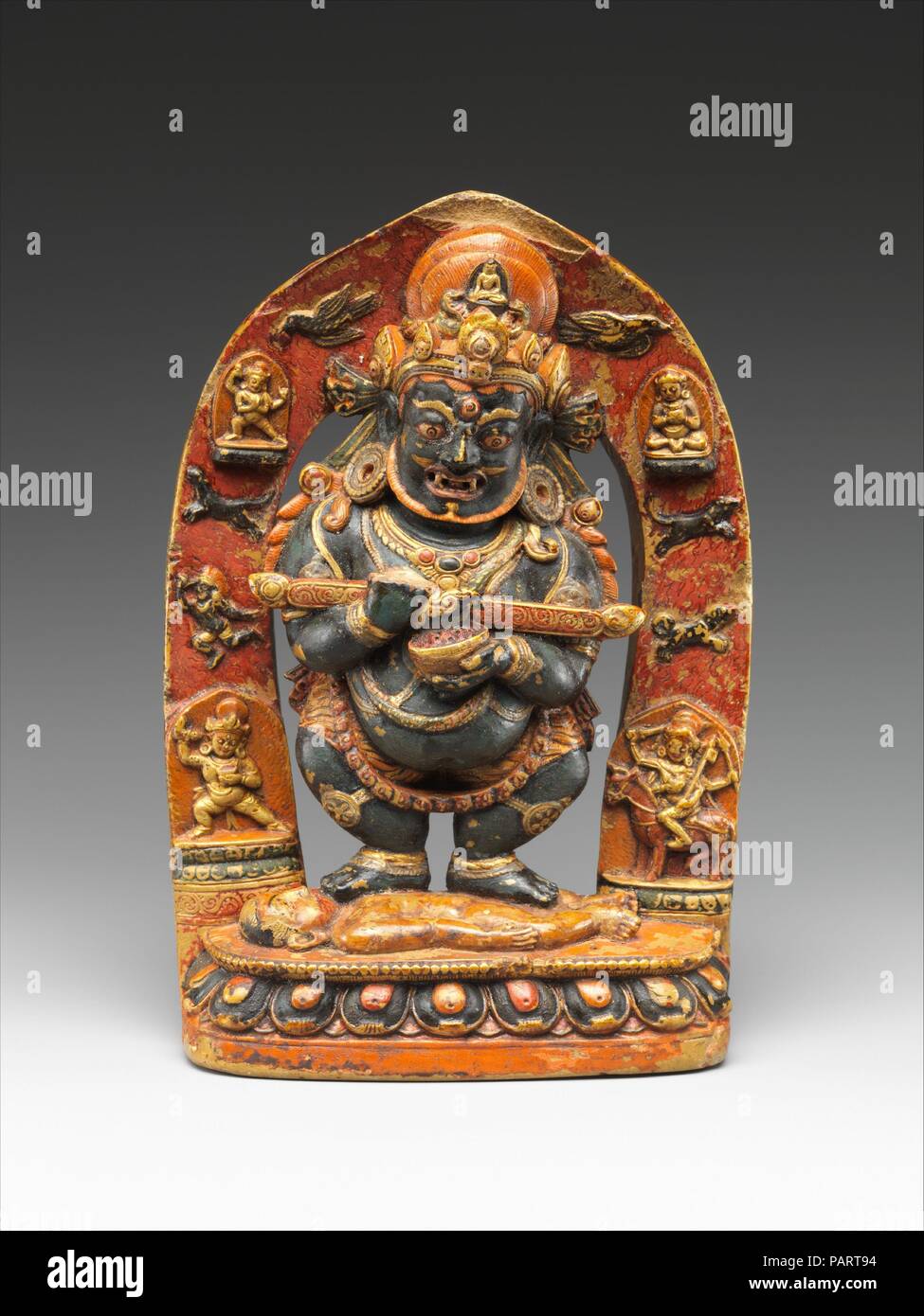 Mahakala Panjaranatha (Schutzpatron der Hütte). Kultur: Tibet. Abmessungen: H.7. (17,8 cm); W. 4 1/2 in. (11,4 cm); D.1 1/2 in. (3,8 cm). Datum: Ende des 14. Anfang des 15. Jahrhunderts. Mahakala ist der Zerstörer der Anleihen, binden uns spirituelle Unwissenheit. Hier Er stürzt seine Häutungsmesser in den Schädel Schale, Simmers mit einem flammenden Meer der Sinnesorgane, und in seinen Armen hält er einen Stab für die Ladung der Mönche zur Montage. Museum: Metropolitan Museum of Art, New York, USA. Stockfoto