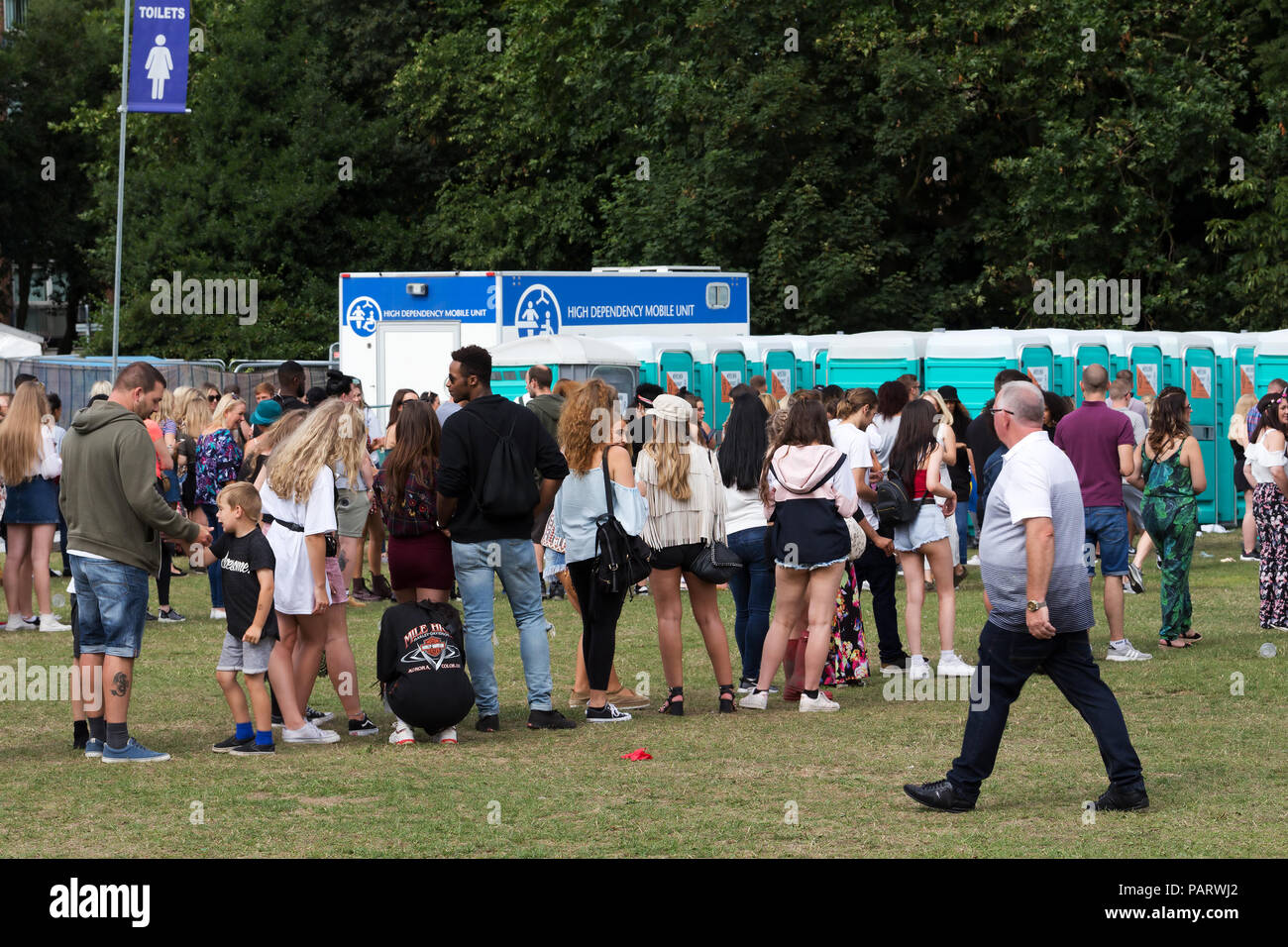 Warteschlangenfunktion für Toiletten an die 2018 Liverpool International Music Festival in Sefton Park. Stockfoto