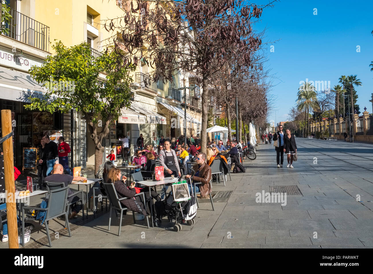 Sevilla Straßencafés mit Menschen im Zentrum von Sevilla, Spanien sitzen Stockfoto