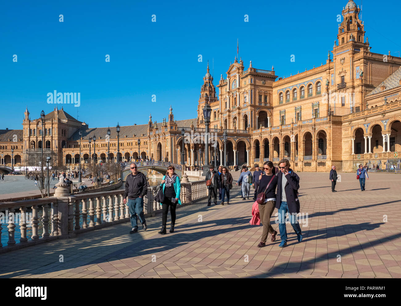 Touristen auf der Plaza de Espana, Sevilla, Spanien, Europa Stockfoto